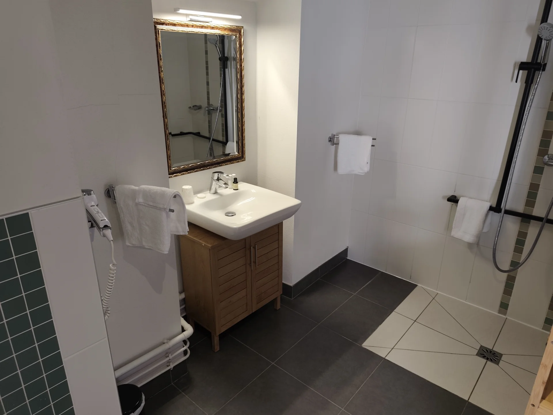 Accessibilité - Chambre PMR Maria Christina 4